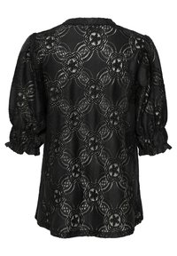 Črna čipkasta bluzica s napihnjenimi rokavi, cvetličnimi vzorci s krožnimi motivi, valovitim robom in teksturiranimi podrobnostmi.