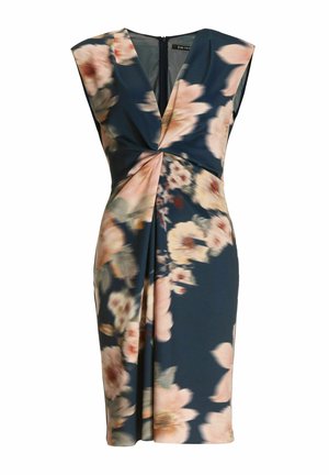 Robe à imprimé floral en tissu bleu foncé, avec un décolleté en V profond, des manches courtes, et un détail torsadé à la taille mettant en valeur une silhouette ajustée.