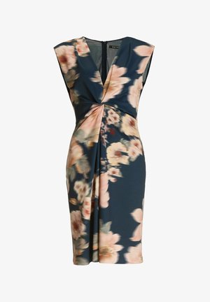 Tumma sinisellä kankaalla koristeltu kukkakuvioinen mekko, jossa on syvä V-pääntie, lyhyet hihat ja vyötäröllä oleva kiertodetaili, istuva siluetti.