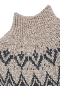 Maglione a maglia beige e nero con un alto colletto a coste, caratterizzato da design geometrici e un aspetto di filato testurizzato.