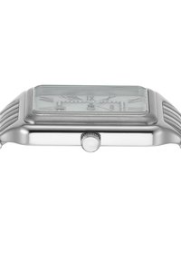 Montre rectangulaire en argent avec un verre transparent, un bracelet texturé et une couronne sur le côté. Présente des chiffres romains comme indicateurs horaires.