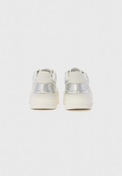 Vita sneakers med metallica silverdetaljer, rundad form, tjock sula, mjukt material, med en slät yta och vadderad krage.