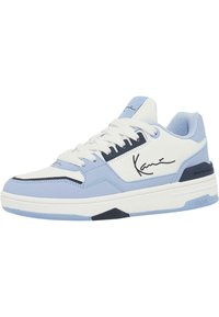 Világoskék és fehér sneaker, sima bőr felsőrésszel, perforált orral, tengerészkék kiegészítőkkel, vastag talppal és hangsúlyos logóval az oldalon.