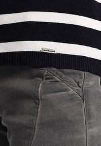 More & More Sweter