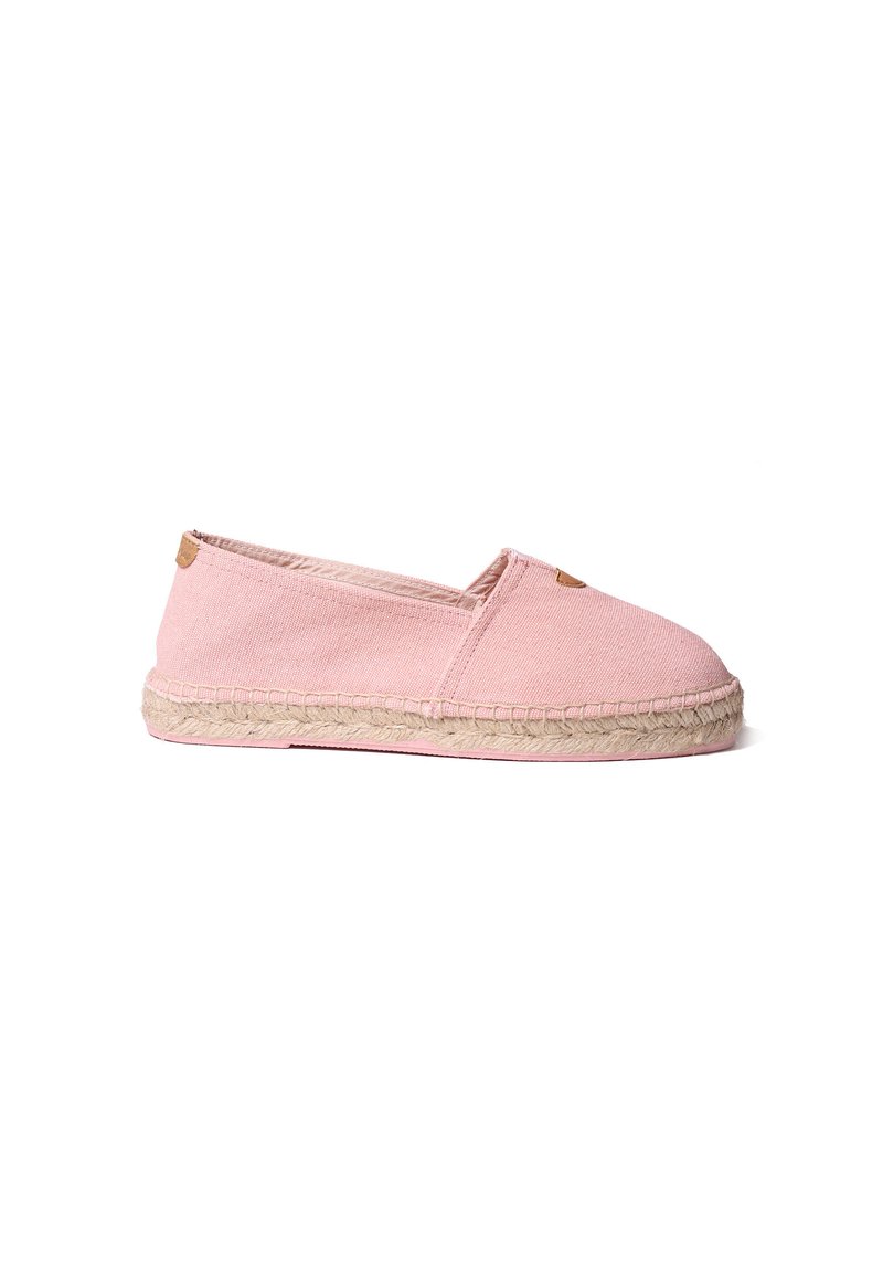 Scarpa espadrilla in tela rosa con suola in juta intrecciata e design piatto. Presenta una texture liscia e una punta rotonda.