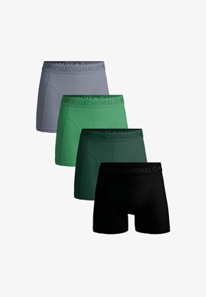 Cuatro pares de calzoncillos tipo bóxer para hombre en color gris, verde, verde oscuro y negro. Cada uno tiene una textura suave y una banda que dice "MUCHACHOMOLO."