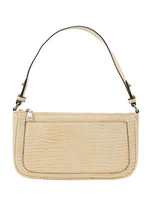Borsa in pelle beige con stampa coccodrillo, dotata di zip, dalla forma rettangolare piatta e una tracolla sottile regolabile.
