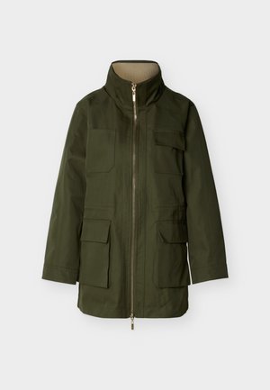 Μακριά μπουφάν ελιάς με ψηλό γιακά, φερμουάρ μπροστά και τέσσερις τσέπες με καπάκι στο μπροστινό μέρος, παρουσιάζεται σε λευκό φόντο.