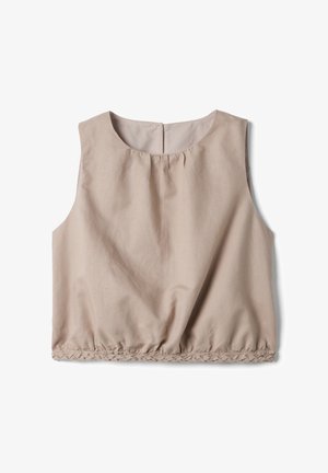 Top corto beige senza maniche con scollatura tonda, leggere pieghe sotto il colletto e orlo elastico intrecciato, disteso su sfondo bianco.