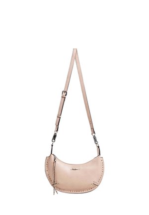 Hellbeigefarbene, halbmondförmige Lederschultertasche mit verstellbarem Riemen und kleinen Metallnieten entlang der Kanten.
