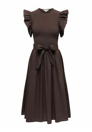 Tmavohnedé midi šaty s riasenými krátkymi rukávmi, priliehavým rebrovaným živôtikom a mašľou v páse s plynúcou sukňou.