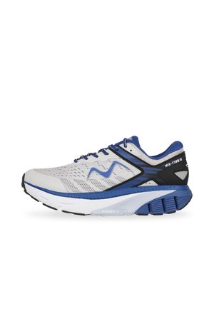 Zapatillas de running para hombre en gris, negro y azul. Parte superior de malla con perforaciones, suela acolchada y logotipo prominente en el lateral.