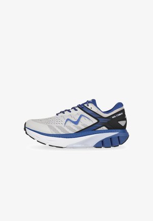Heren hardloopschoenen in grijs, zwart en blauw. Bovenkant van mesh met perforaties, uitneembare zool en een prominent logo op de zijkant.
