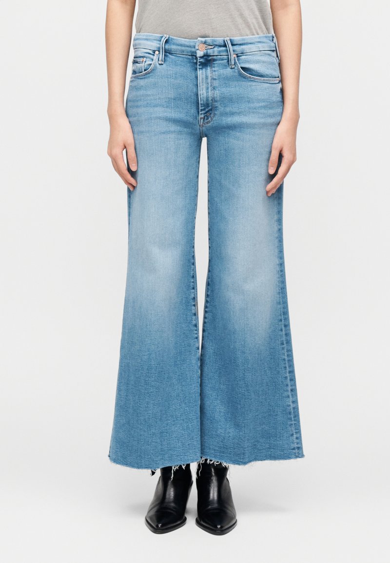 Τζιν παντελόνι σε ανοιχτό γαλάζιο με φαρδιά γραμμή και ξεφτισμένο τελείωμα, που διαθέτει κλασικό σχέδιο με πέντε τσέπες και κλείνει με κουμπί στη μέση.