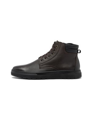 Pruun nahast säärebotased tekstuuriga viimistlusega, ümmarguste paeltega, kuldsete silmadega ja musta pehme kraega. Must kummist tald.