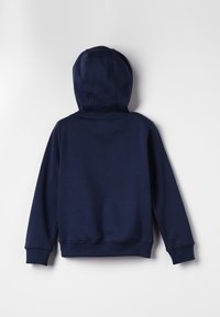 Felpa blu navy con un ampio cappuccio, polsini e orlo a costine, texture liscia e design semplice. Nessun logo o motivo visibile.