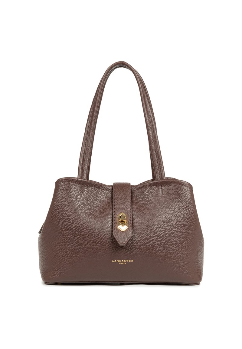 Sac à main en cuir marron avec une finition texturée, deux longues poignées, un détail de fermoir doré à l'avant et un logo en relief au bas.