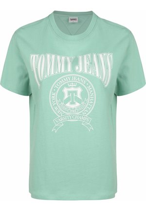 Camiseta de algodón verde menta con mangas cortas, cuello redondo y estampado gráfico blanco que presenta "TOMMY JEANS" y un diseño de escudo.