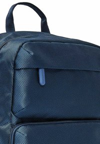 Zaino blu navy in tessuto testurizzato, con tasca frontale con zip e maniglia superiore. Design rettangolare resistente con dettagli di cerniera lisci.