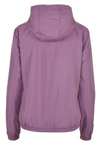 Takana näkymä kevyestä purppurasta hupparista, jossa on joustuvat hihansuut ja helma, esitetty valkoista taustaa vasten.