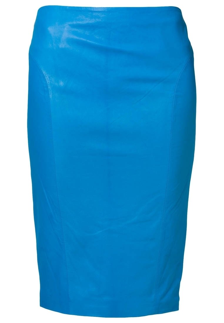 Jupe crayon en cuir bleu avec une finition lisse et brillante et une silhouette ajustée. Elle présente une taille mi-haute et un ourlet droit.