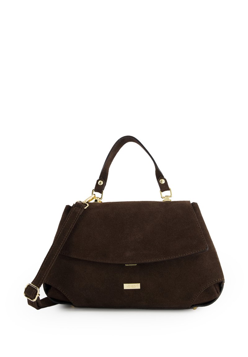 Sac à main en suedine marron avec une forme structurée, accents en matériel doré, anse supérieure et bandoulière amovible. Dispose d'une fermeture à rabat.