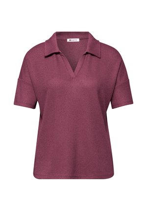 Kurzärmeliges, geripptes Poloshirt in Staubrosa mit V-Ausschnitt und umgeschlagenem Kragen, auf weißem Hintergrund präsentiert.