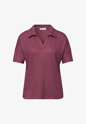 Kort mouw, geribbelde gebreide polo in stoffig roze met een V-hals en omgeslagen kraag, getoond op een witte achtergrond.