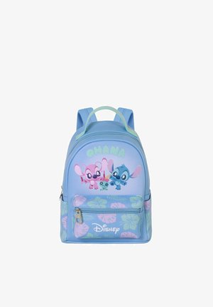 Sac à dos bleu clair avec des personnages de dessin animé, le texte "Ohana" et des motifs de feuilles tropicales. Comprend une poche avant zippée et des bretelles réglables.