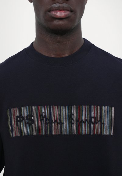 Sweatshirt marine à col rond, avec un graphique multicolore en rayures et un texte brodé "PS Paul Smith" sur la poitrine.