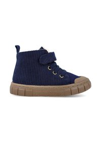 Zapato alto de pana azul marino con banda de velcro, cordones y suela de goma marrón texturizada. Presenta punta redonda y tobillo estriado para mayor soporte.