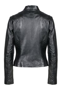 Giacca di pelle nera con un design aderente, caratterizzata da un piccolo etichetta sul retro e una texture liscia. Cuciture su misura e maniche lunghe.