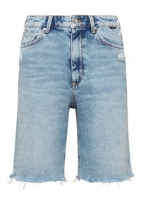 Pantaloni corti in denim blu chiaro con orli sfilacciati, toppa strappata sulla coscia destra, chiusura con bottone frontale e tasche anteriori.