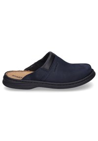 Námořnické modré kožené nazouvací boty s nízkým profilem, které mají hladký povrch, zakřivený tvar a kontrastní černý kožený dekor.