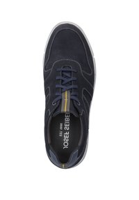Sneaker in suede blu notte con suola grigia, parte superiore testurizzata, striscia gialla a contrasto sulla linguetta e design tradizionale con lacci.