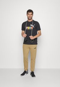 Puma ESS+ MULTICOLOR TEE - Triko s potiskem - black