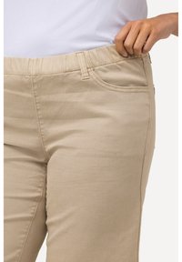 Ulla Popken ELASTISCHE BAND - Shorts - light brown