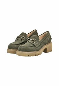 Mocassins en daim vert avec un embout arrondi, une bandoulière décorative et des accents en métal, ainsi qu'une semelle platform beige épaisse avec des rainures de traction.