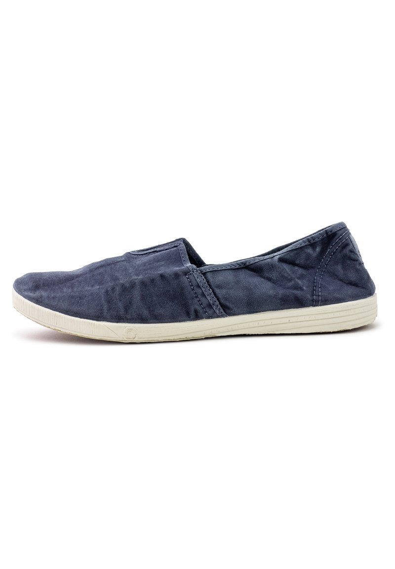 Sandalie bleumarin, tip slip-on, realizate dintr-un material textil cu o finisare texturată, având un design simplu, captuseală moale și o talpă din cauciuc alb.