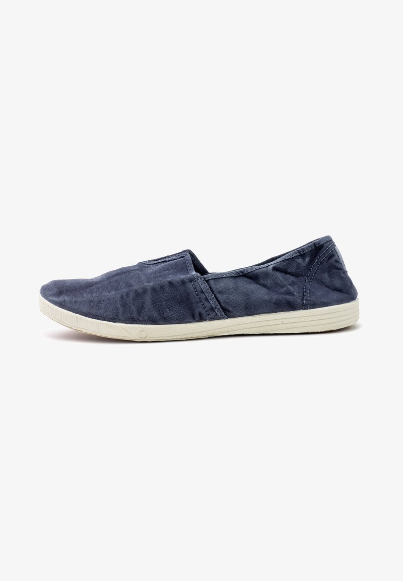 Sandalie bleumarin, tip slip-on, realizate dintr-un material textil cu o finisare texturată, având un design simplu, captuseală moale și o talpă din cauciuc alb.