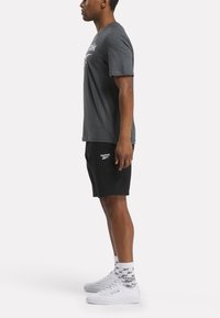 Reebok BIG STACKED LOGO TEE - Camiseta estampada - dark grey heather
