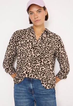 Bluse med leopardmønster i beige og sort, med krave, lange ærmer der er op rullet ved manchetterne, og et let materiale.