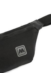 Crna platnena torbica na struku s glatkom teksturom, koja ima zatvaranje na zip, gumeni logo i čvrstu podešivu traku.
