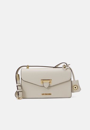 Suorakaiteen muotoinen kermanvärinen nahkainen olkalaukku, jossa on kultainen lukko, säädettävä olkahihna ja etuosassa merkintä "LOVE MOSCHINO".