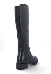 Botas altas de cuero negro con paneles elásticos en los costados, punta redondeada y tacón bajo. Acabado suave con un acento texturizado en el tacón.