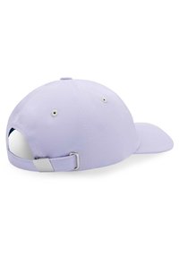 Jasnofioletowa czapka baseballowa z materiału, z wygiętym daszkiem, regulowanym paskiem i srebrnym okuciem z tyłu dla pewnego dopasowania.