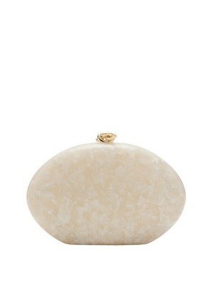 Bolso de mano ovalado beige jaspeado con un cierre de nudo torcido dorado en la parte superior sobre un fondo blanco.