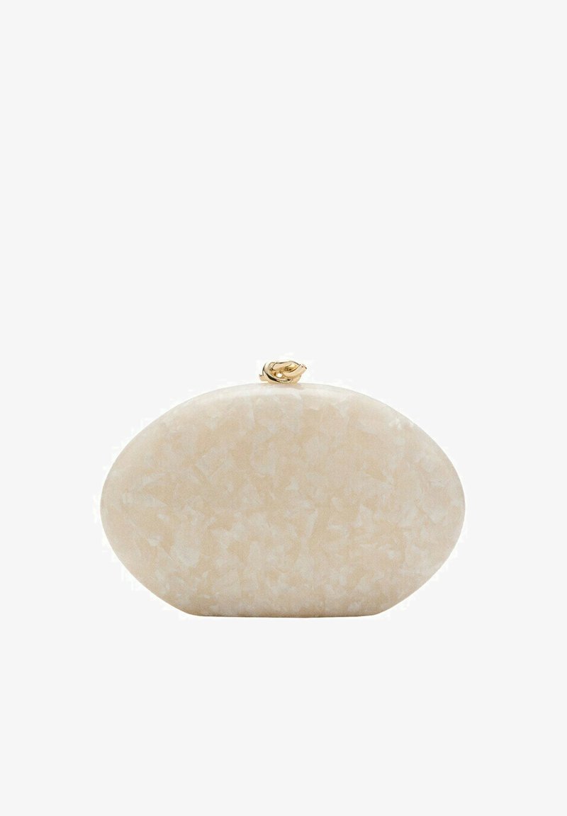 Pochette ovale beige marbrée avec un fermoir nœud torsadé doré sur le dessus, sur fond blanc.