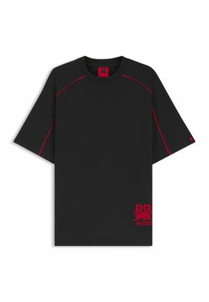 Camiseta negra de talla grande con costuras rojas en los hombros y mangas, con un logo rojo "PB HUGO" con un toro en la parte inferior izquierda delantera.