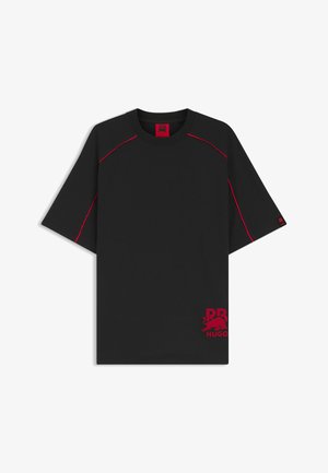 Camiseta negra de talla grande con costuras rojas en los hombros y mangas, con un logo rojo "PB HUGO" con un toro en la parte inferior izquierda delantera.